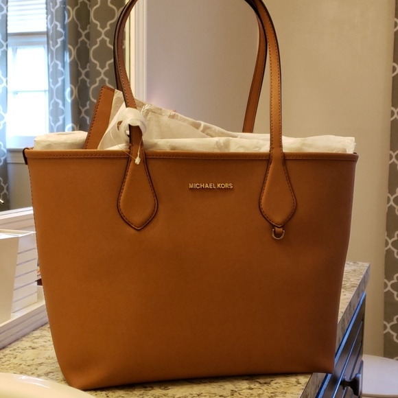 Michael Kors Medium Reversible Tote Bag - Picture 4 of 6
